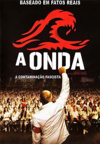 Poster do filme A Onda com pessoas em um ginasio com as mãos levantadas