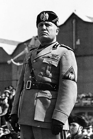 Benito Mussolini com seu uniforme fascista