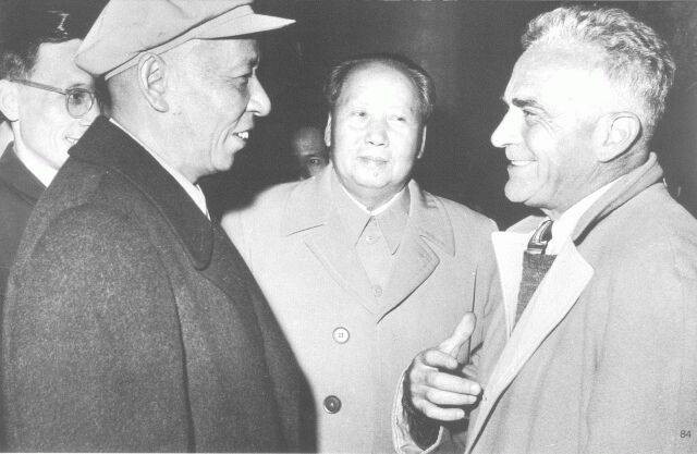 Edgar Snow com Mao Zedong e Liu Shaoqi em Beijing. Foto preto e branco
