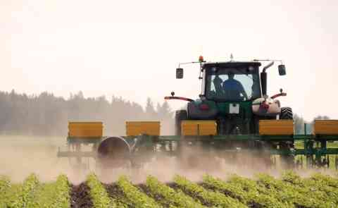 Trator pulverizando plantação com agrotóxicos - Fonte: Pesquisa Fapesp